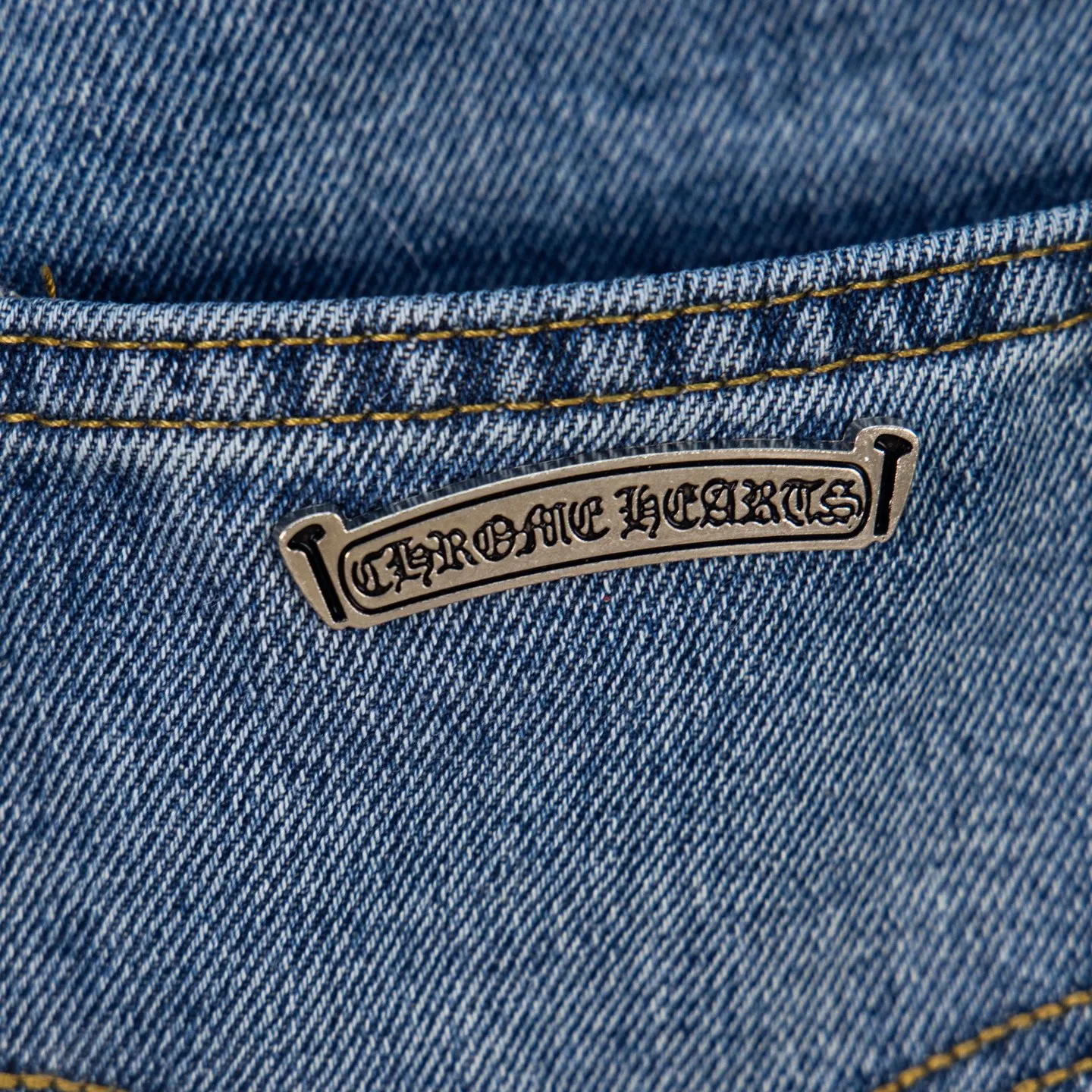 P210 Chrome Hearts jeans, blue and white leather. As we all know, chromehearts jeans use vintage Levis jeans as the base for creation. They usually add their own unique silver buckles and silver ornaments, plus leather embellishments. This is what doubles the value of these vintage jeans. Because the base is vintage jeans, the jeans themselves have become very soft and comfortable after years of baptism. This can be distinguished from ordinary jeans. Regarding the size, you should also refer to the pants data. Style number: 1780# Size: 28 30 32 34 36